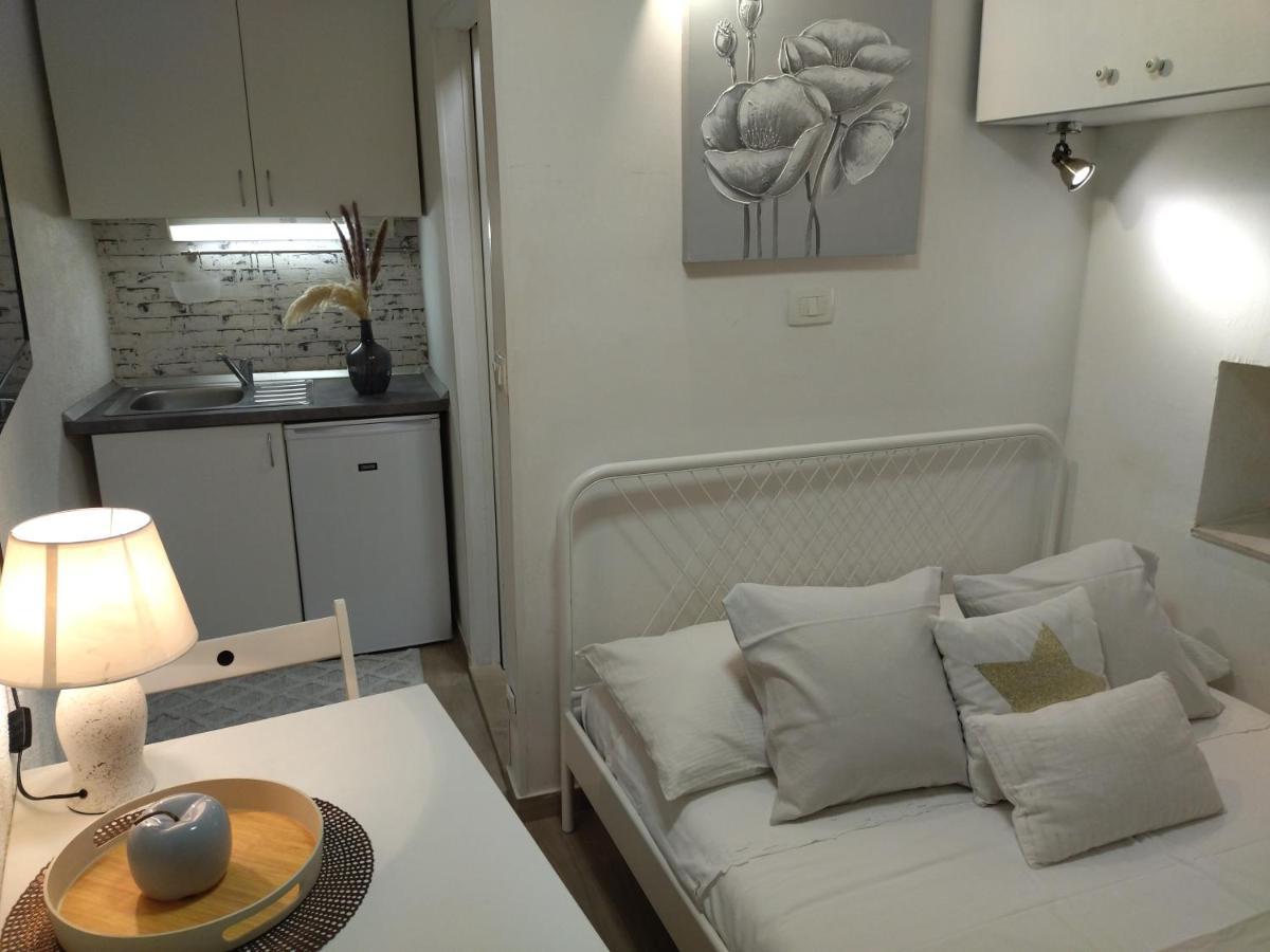 Tiny Studio In City Center Stone House Split Exteriör bild
