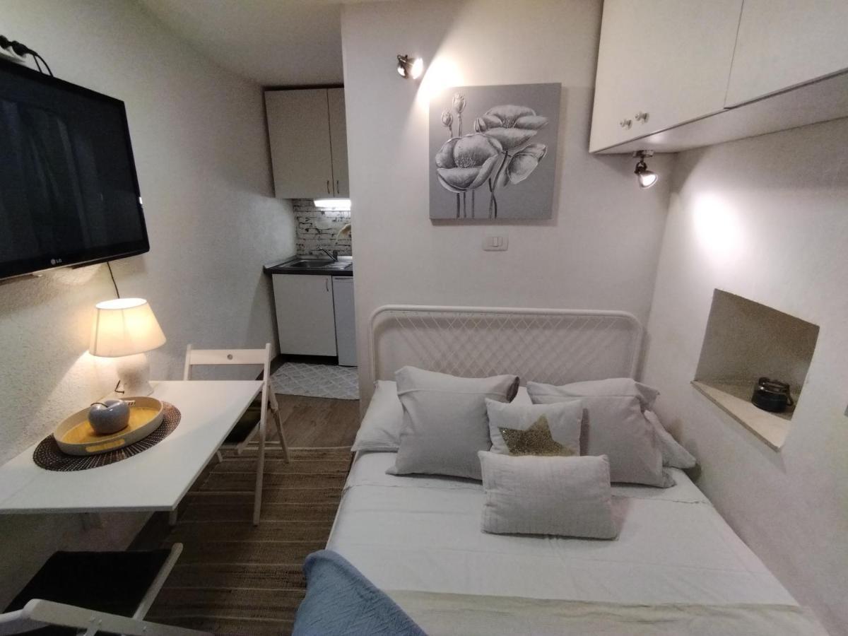 Tiny Studio In City Center Stone House Split Exteriör bild