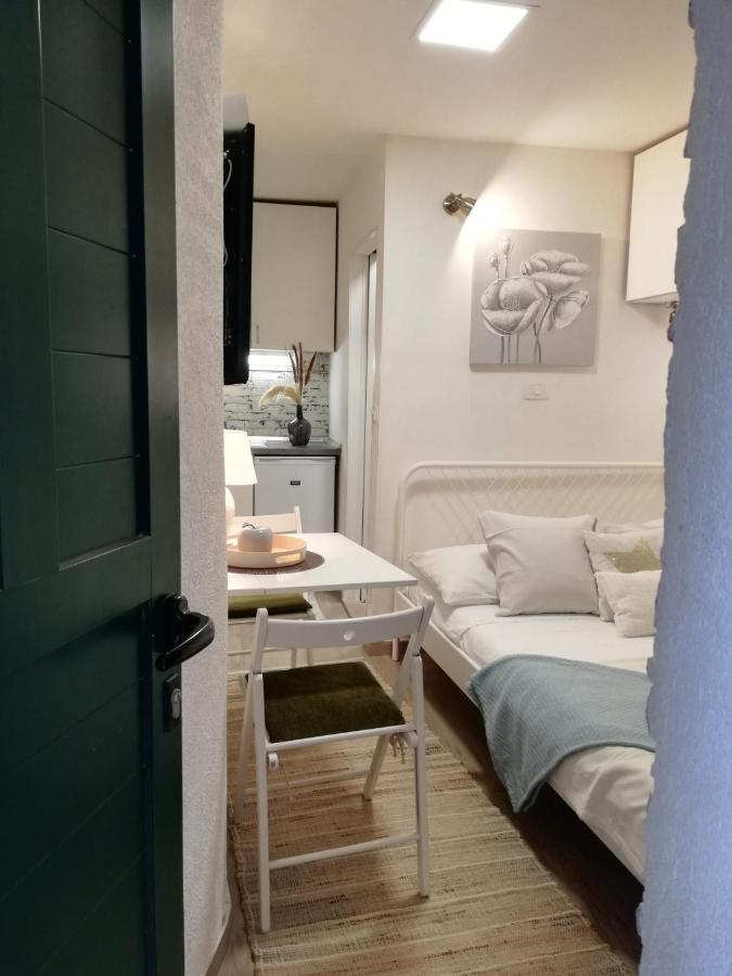 Tiny Studio In City Center Stone House Split Exteriör bild