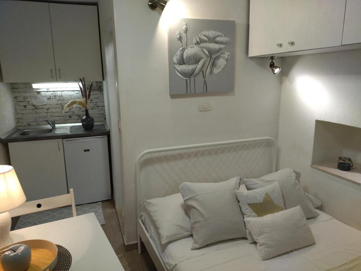 Tiny Studio In City Center Stone House Split Exteriör bild