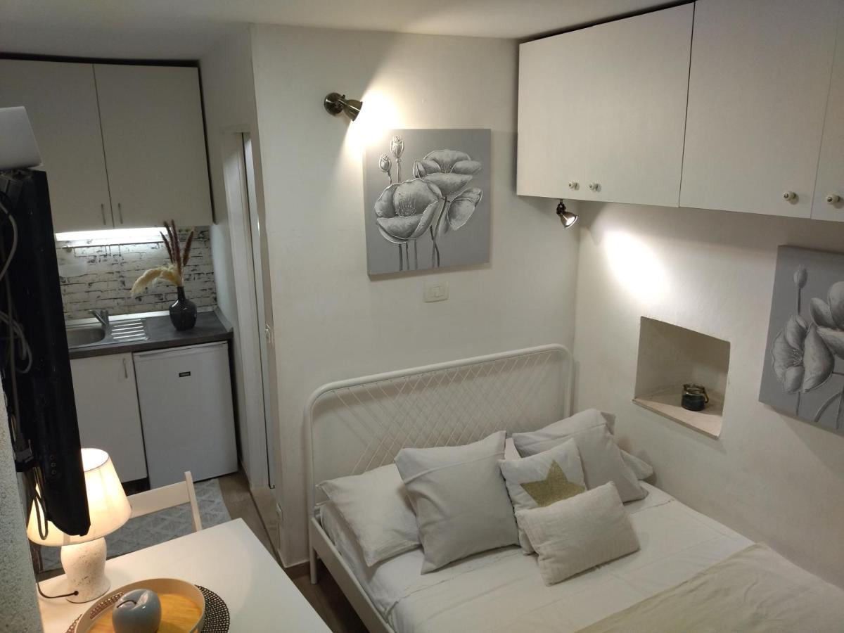 Tiny Studio In City Center Stone House Split Exteriör bild