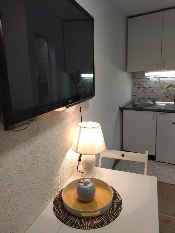 Tiny Studio In City Center Stone House Split Exteriör bild