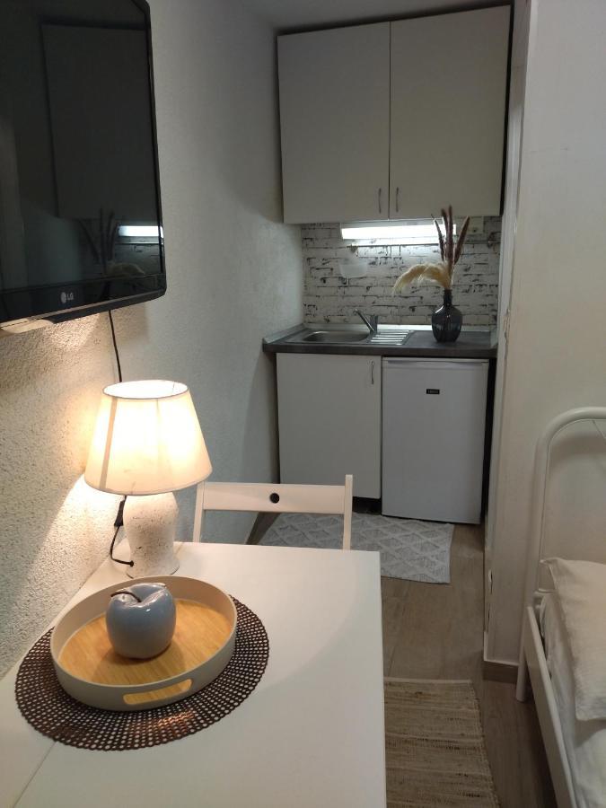 Tiny Studio In City Center Stone House Split Exteriör bild