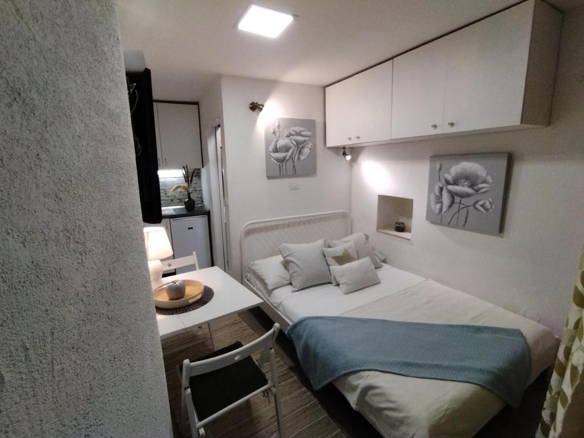 Tiny Studio In City Center Stone House Split Exteriör bild