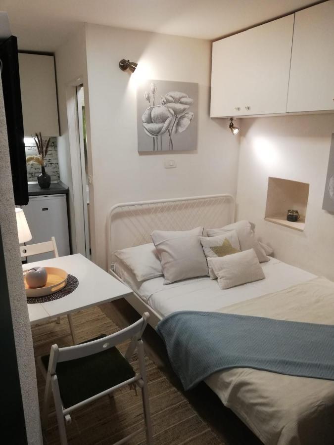Tiny Studio In City Center Stone House Split Exteriör bild