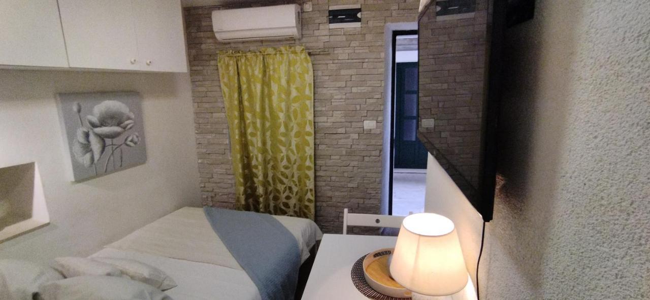 Tiny Studio In City Center Stone House Split Exteriör bild